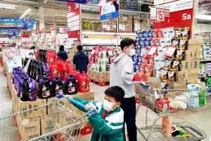 Người dân mua sắm trong siêu thị MM Mega Market