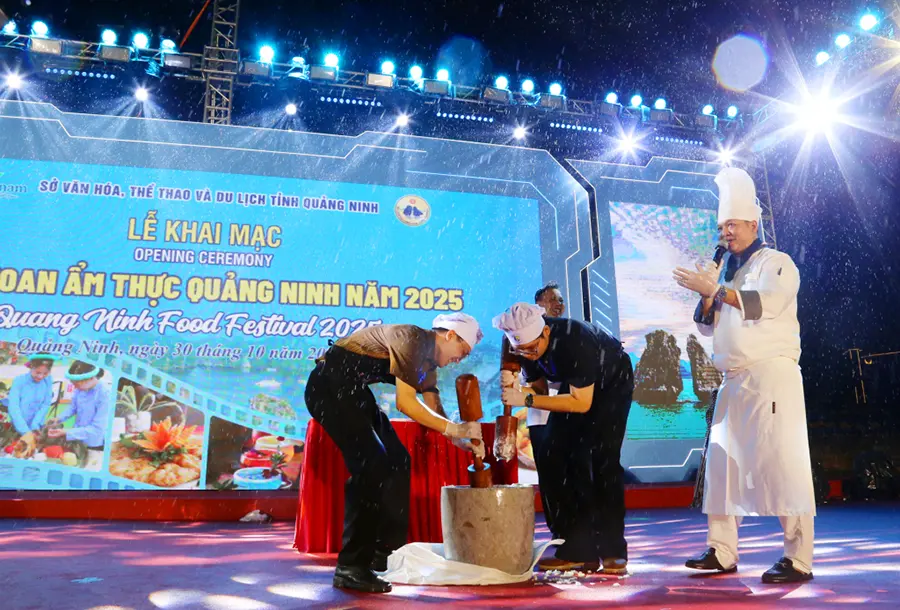 Biểu diễn nghệ thuật làm chả mực, đặc sản nức tiếng của Quảng Ninh.